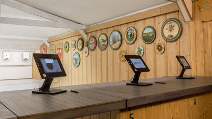 Schießstand Übersicht mit elektronischen Ständen